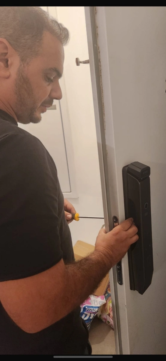 התקנת מנעול חכם